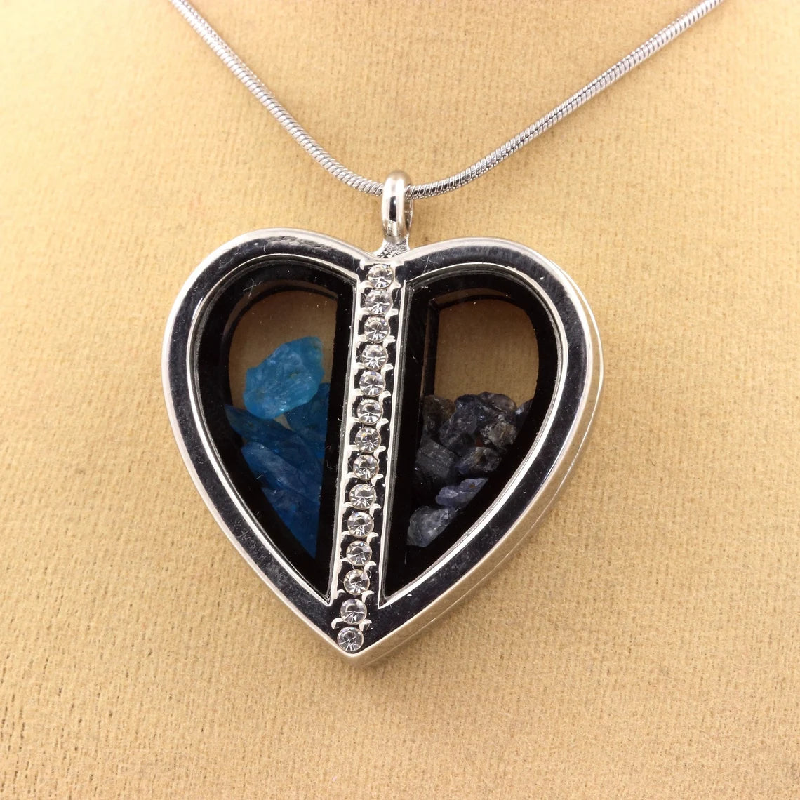 Collier Apatite bleu neon + Saphir brut modèle coeur