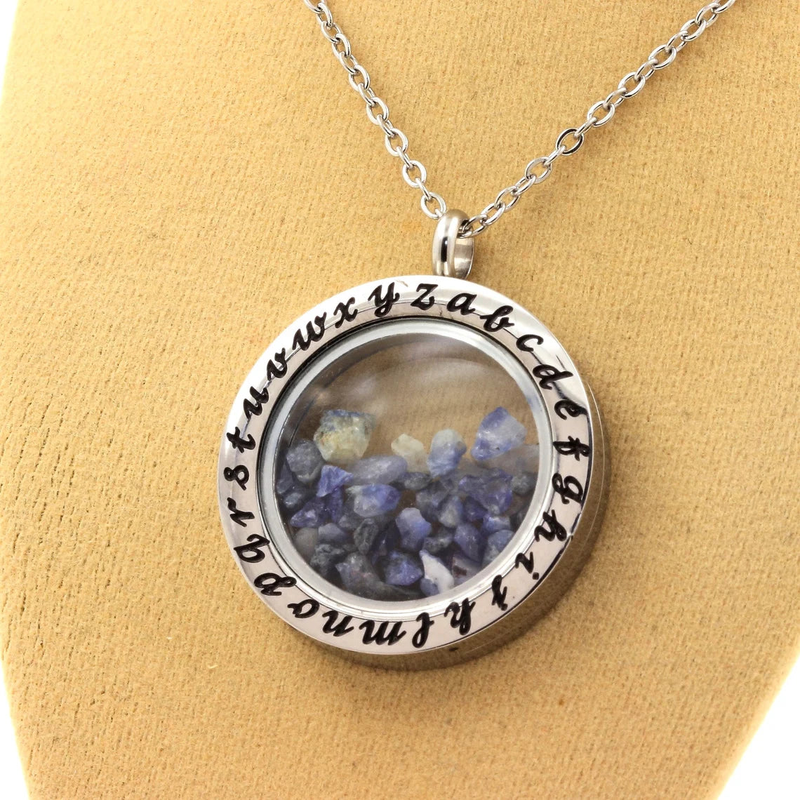 Collier Benitoite brut modèle Alphabet