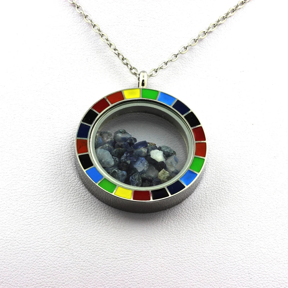 Collier Benitoite brut modèle Arc-en-ciel