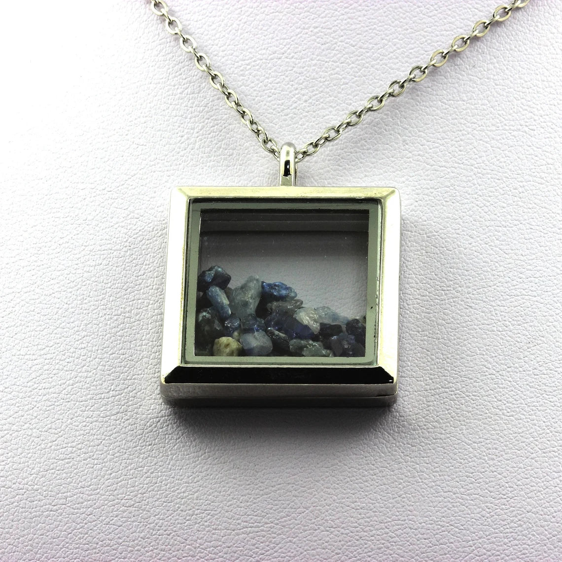 Collier Benitoite naturels modèle carré