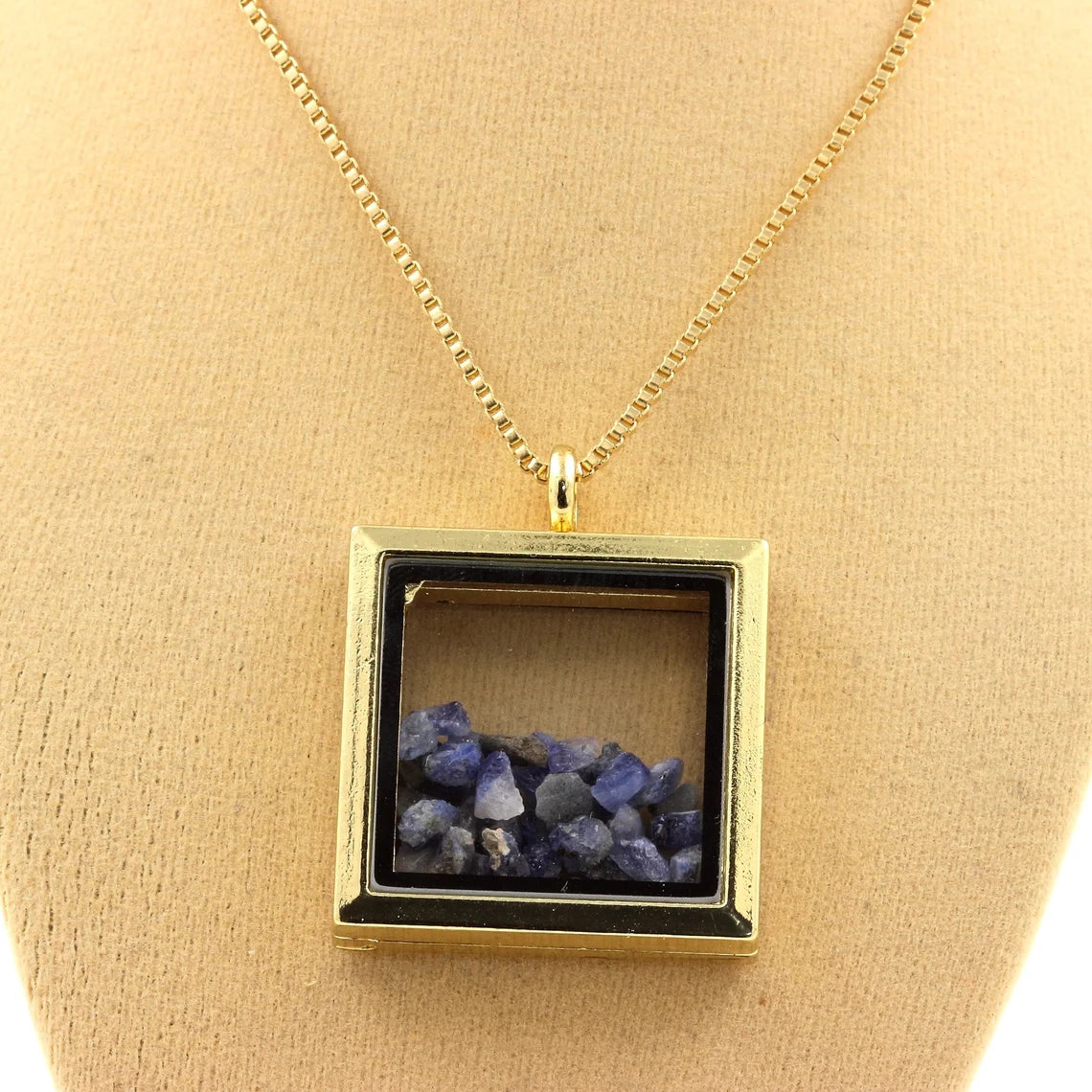 Collier Benitoite naturels modèle carré
