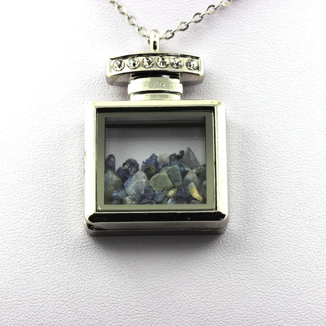 Collier Benitoite brut modèle flacon