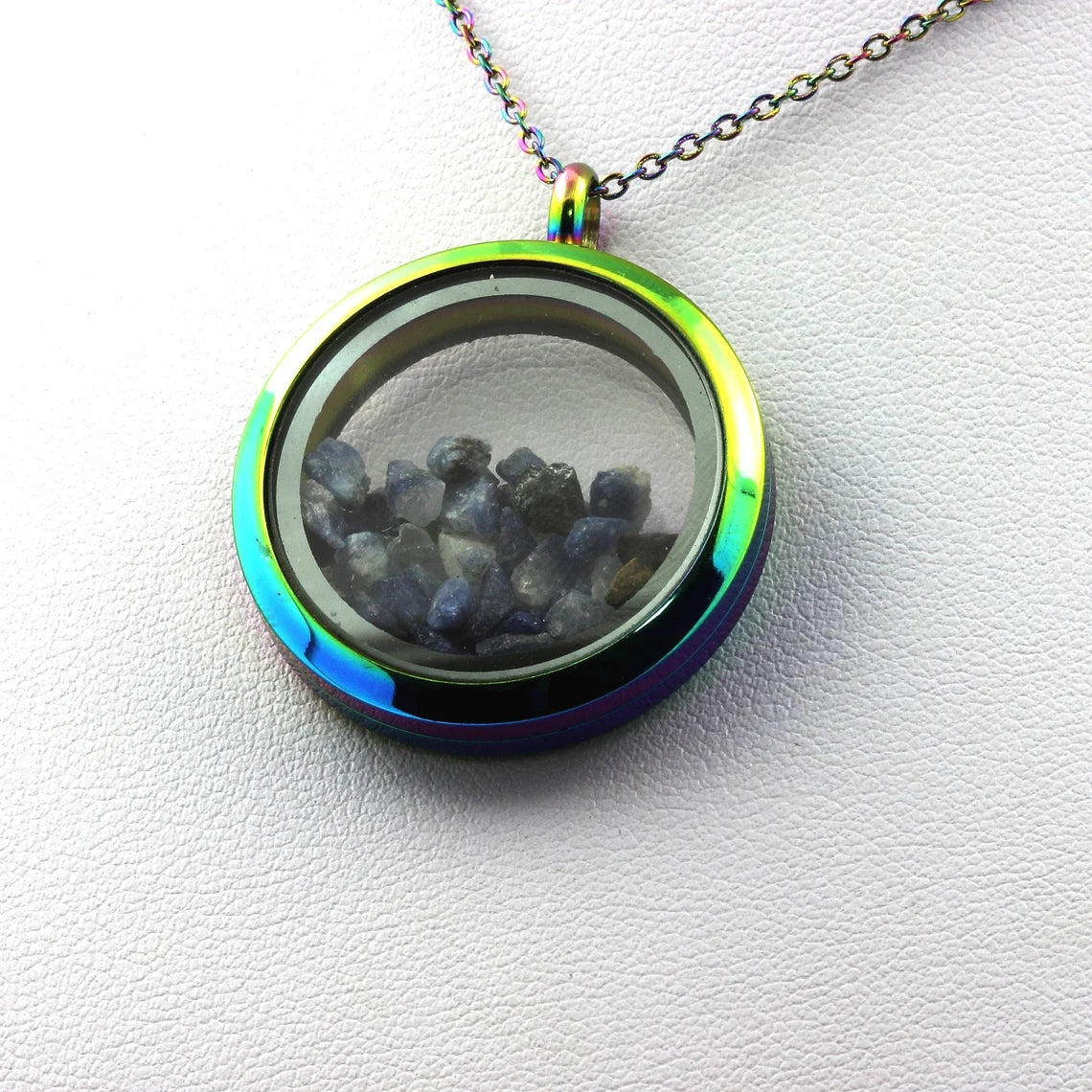 Collier Benitoite brut modèle multicolore