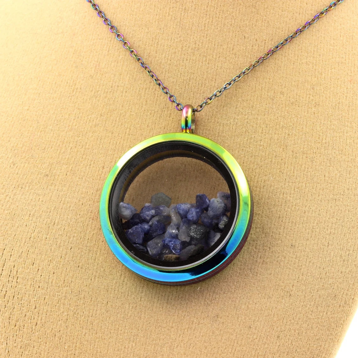 Collier Benitoite brut modèle multicolore