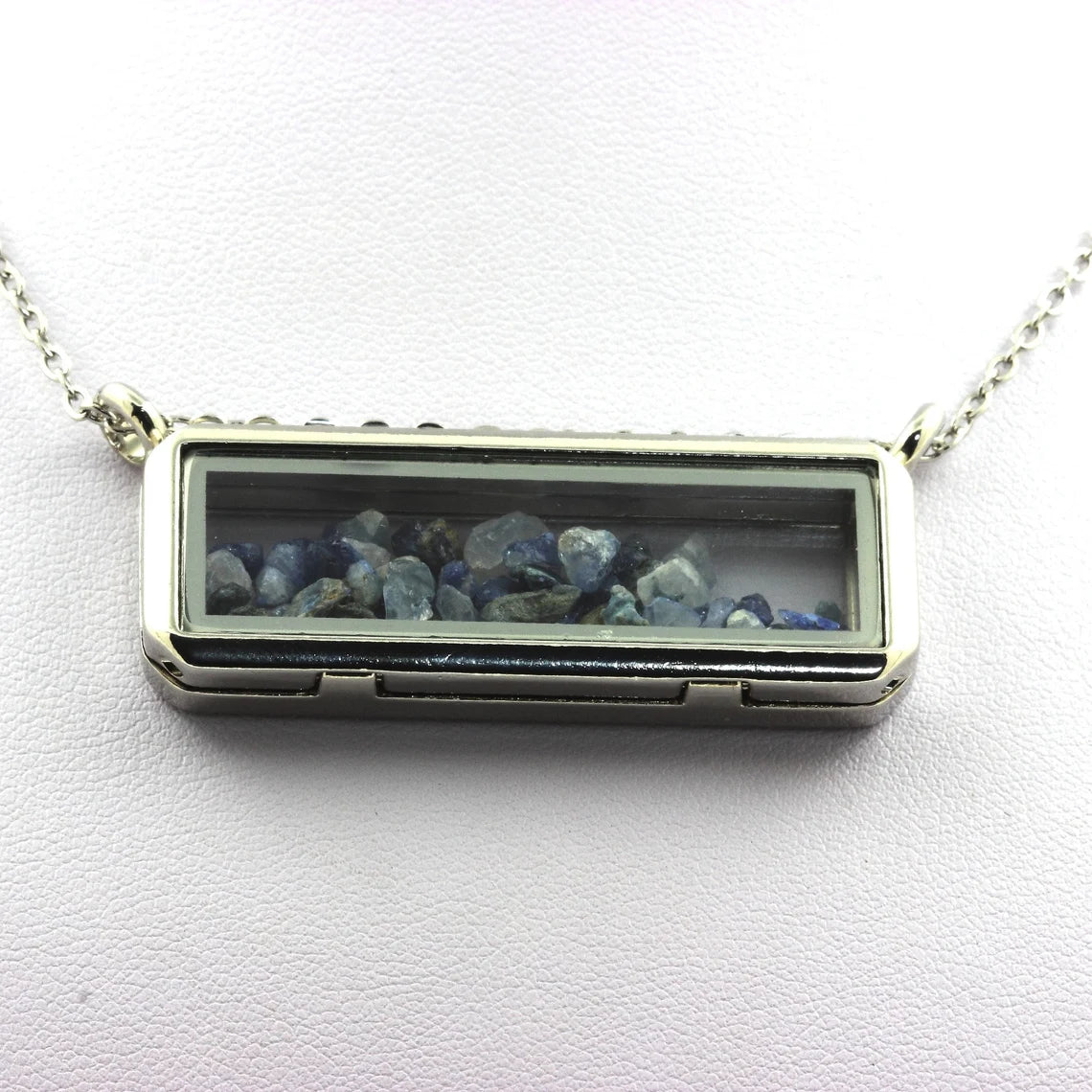 Collier Benitoite brut modèle rectangle