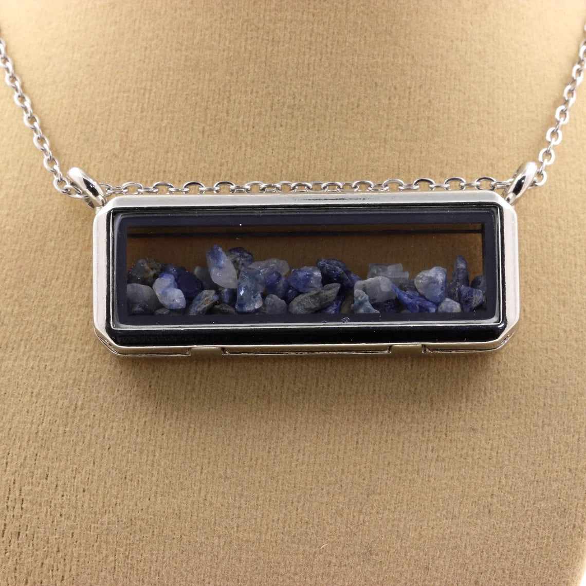 Collier Benitoite brut modèle rectangle