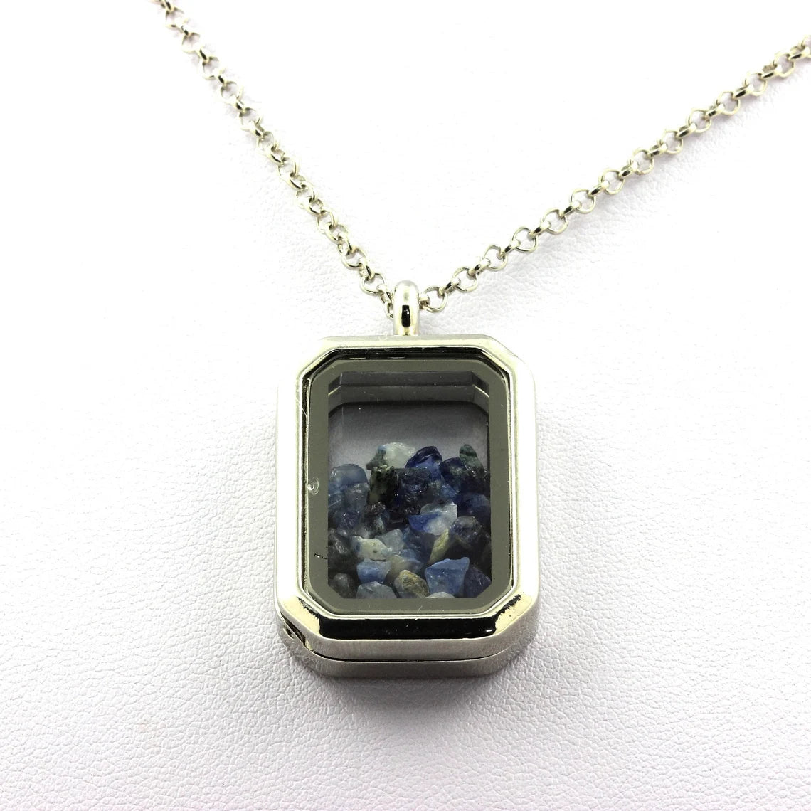 Collier Benitoite brut modèle rectangle à pans coupés
