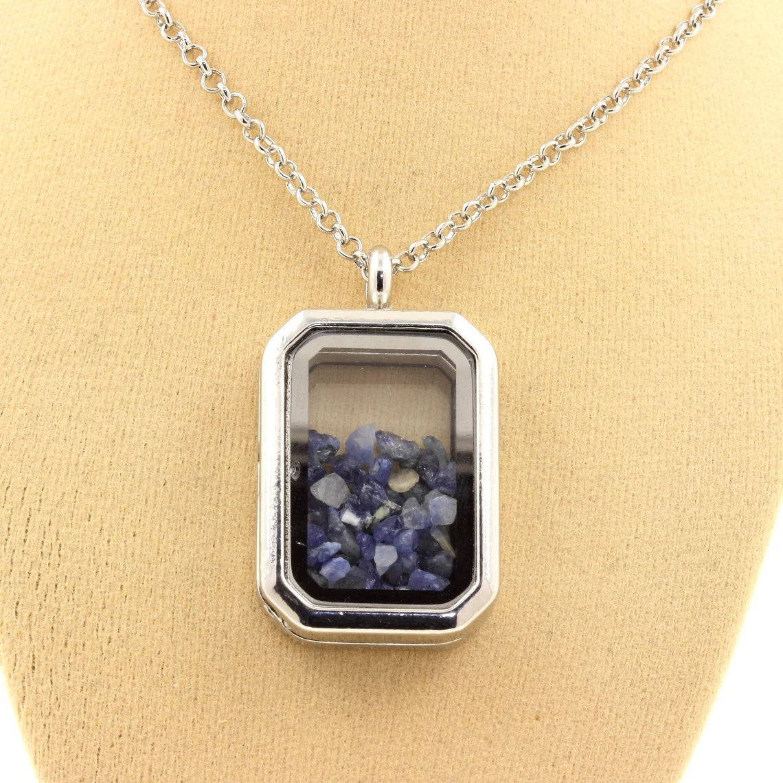 Collier Benitoite brut modèle rectangle à pans coupés
