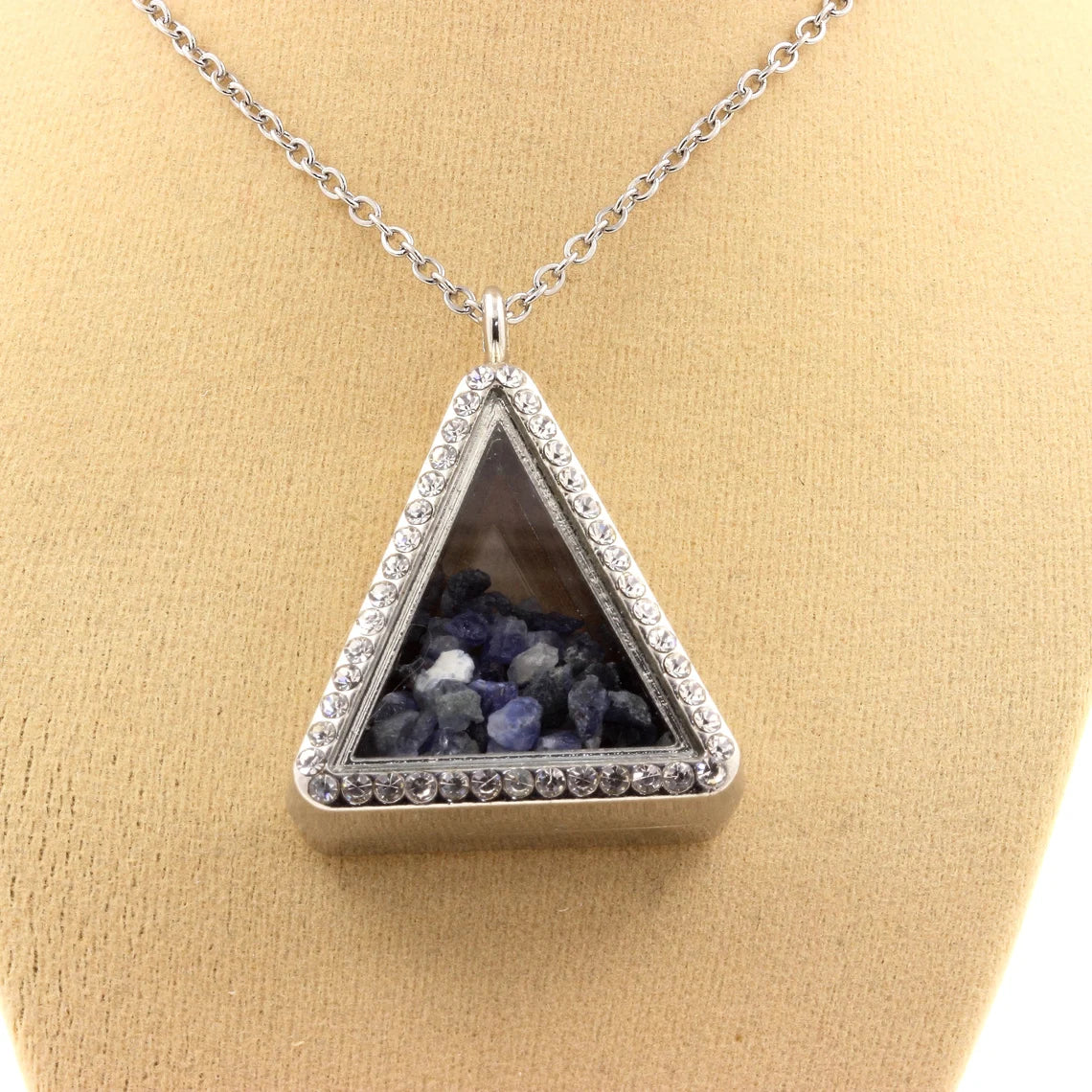 Collier Benitoite brut modèle triangle
