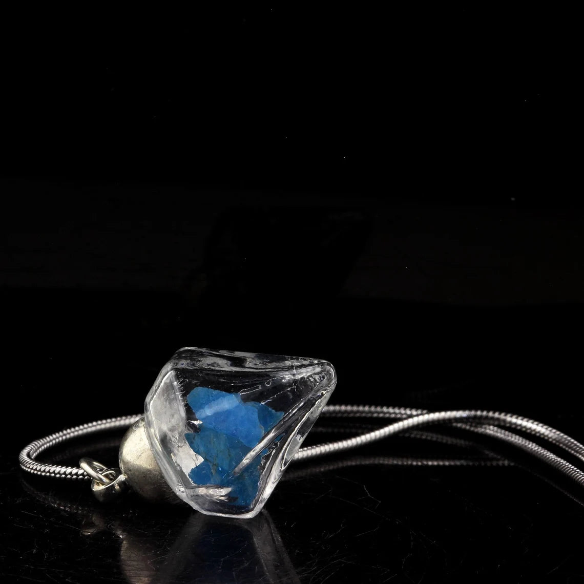 Collier Apatite bleu neon modèle diamant