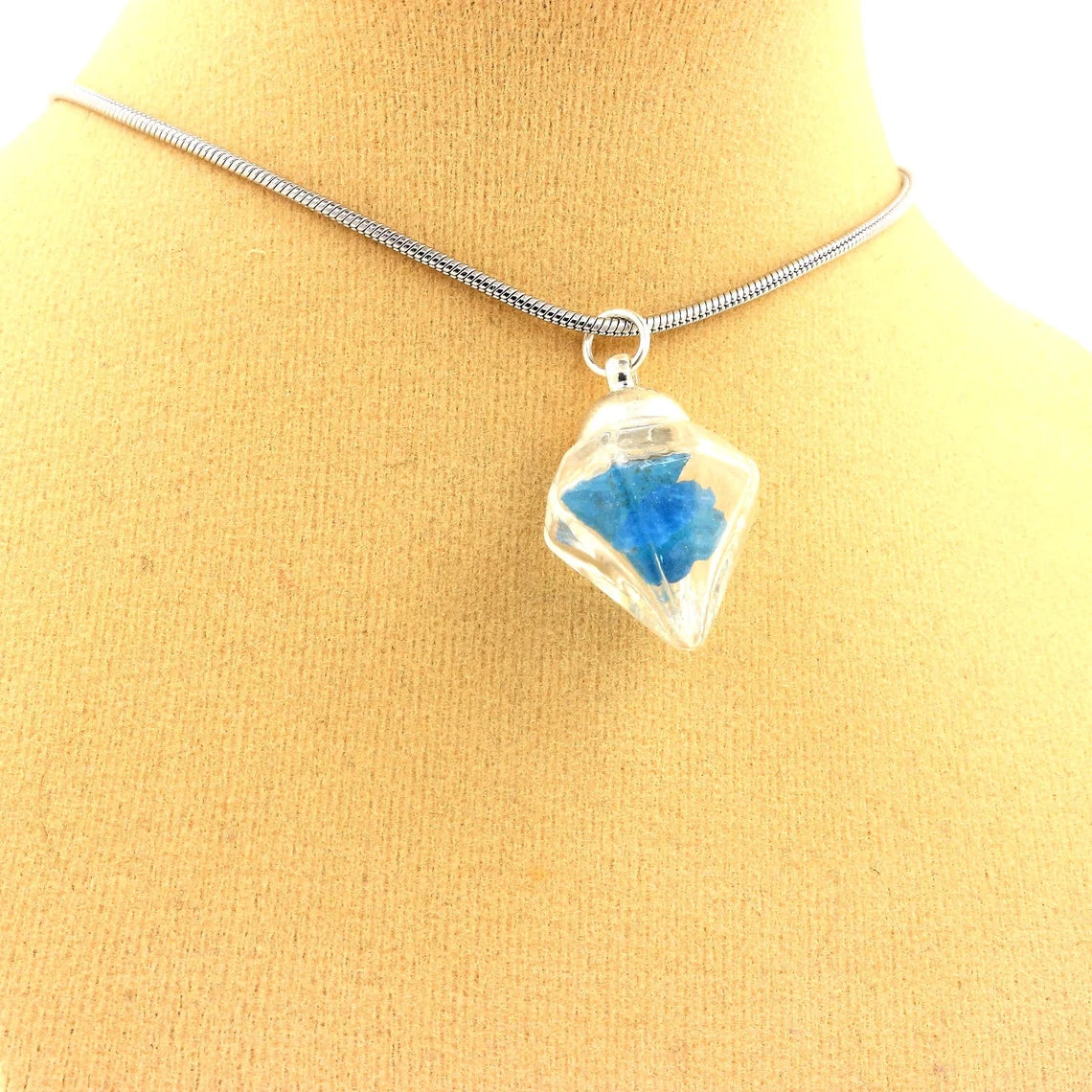 Collier Apatite bleu neon modèle diamant