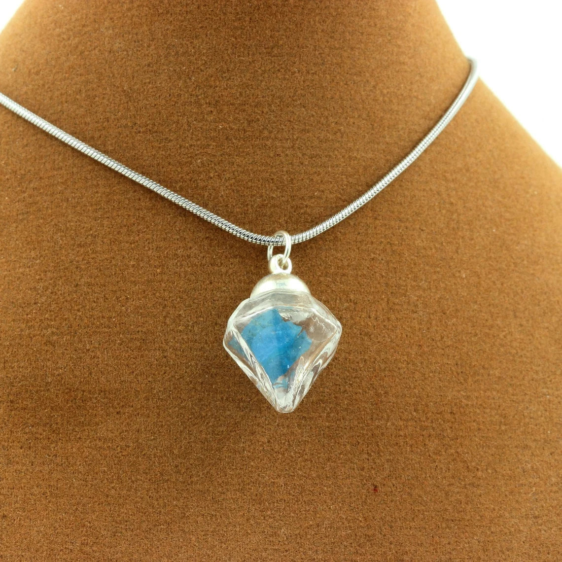 Collier Apatite bleu neon modèle diamant