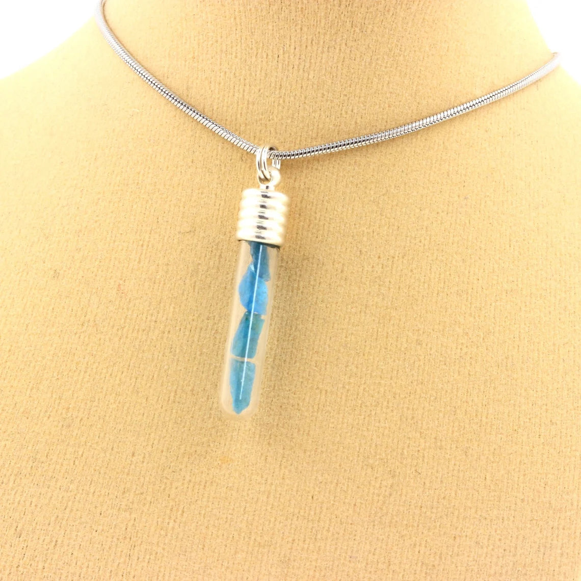 Collier Apatite bleu neon brut modèle tube et spirale