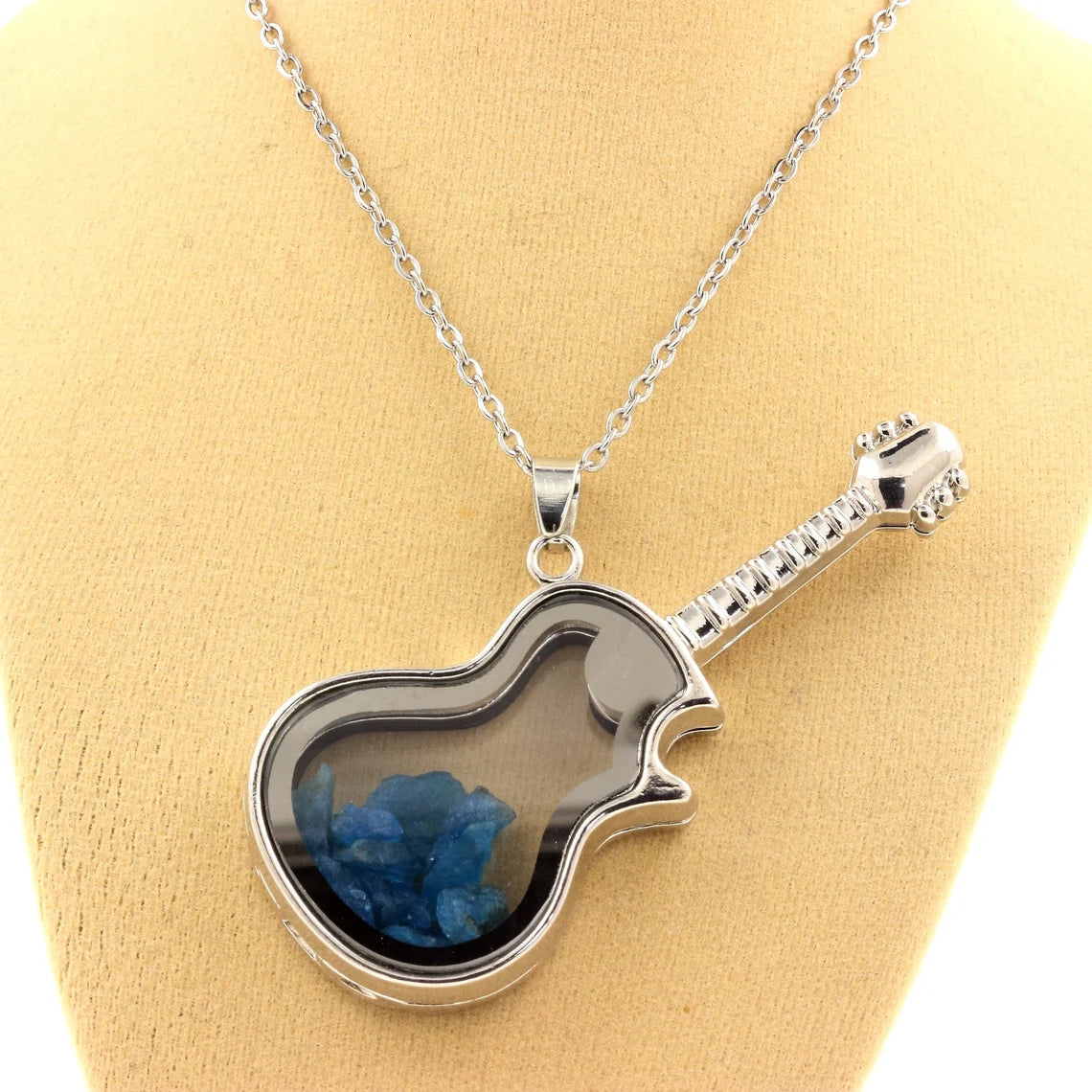 Collier Apatite bleu neon brut modèle guitare