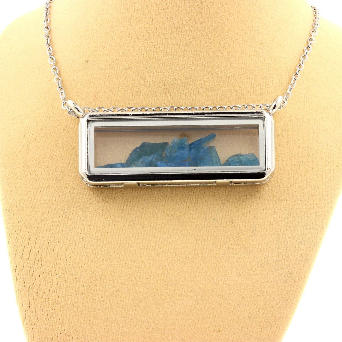 Collier Apatite bleu neon brut modèle rectangle