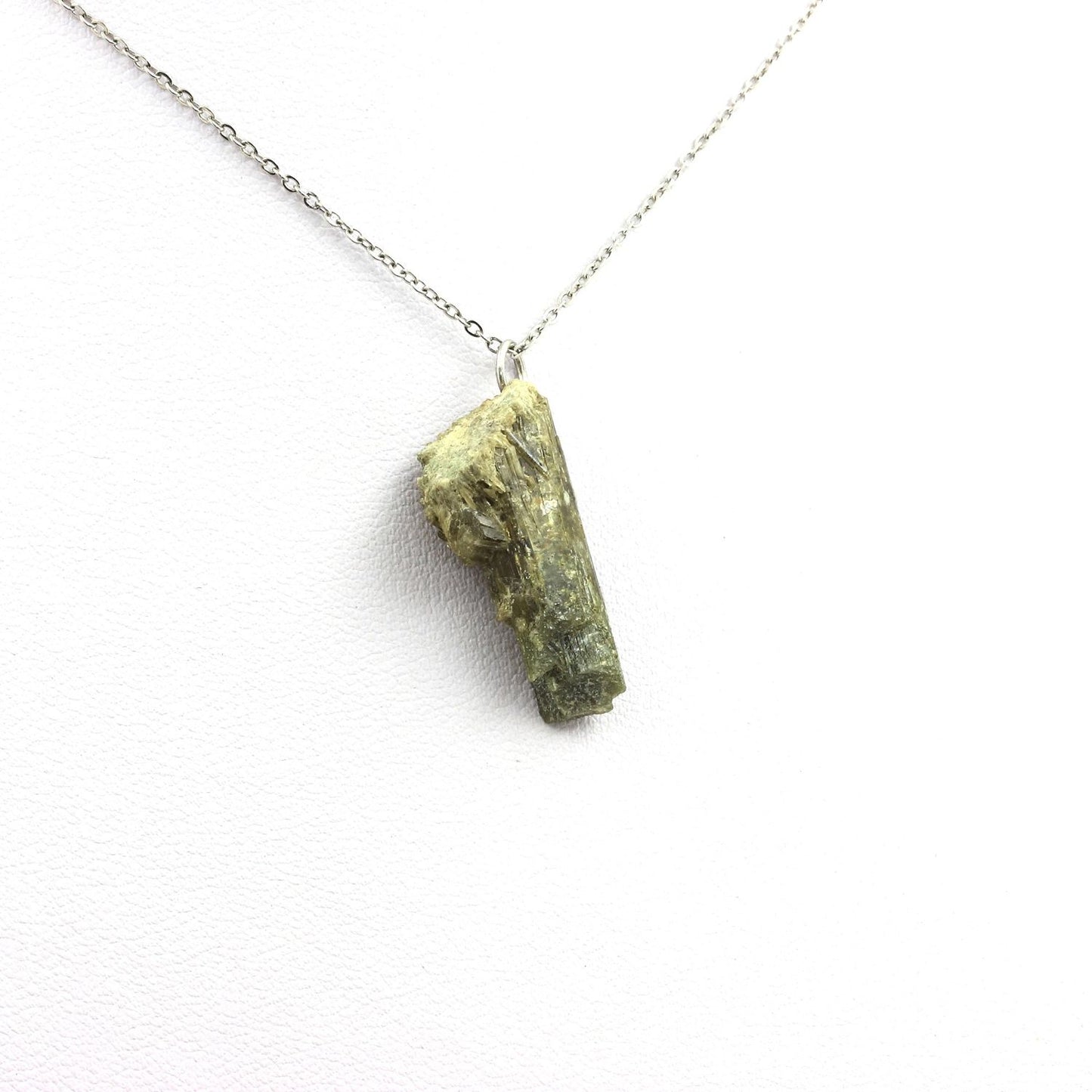 Collier Epidote brut