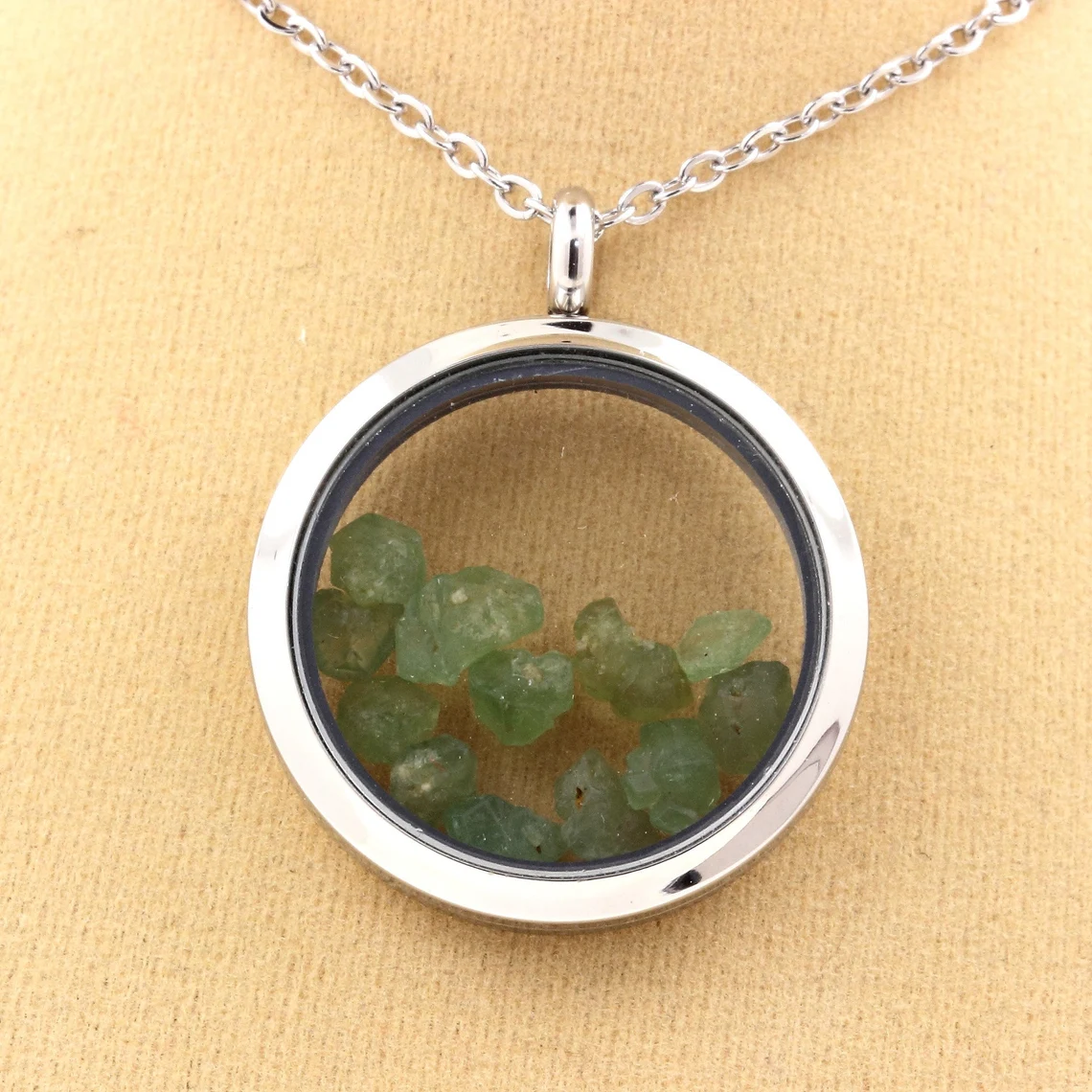 Collier Grenat Demantoide brut Modèle Médaillon