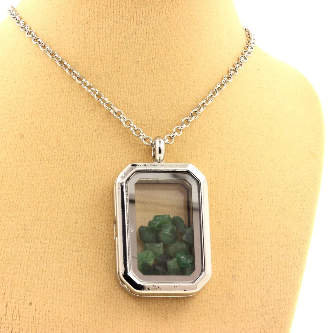 Collier Grenat Tsavorite brut modèle rectangle à pans coupés