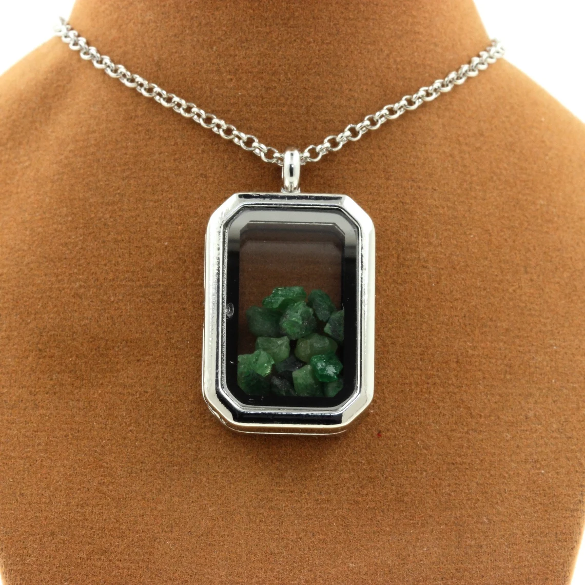 Collier Grenat Tsavorite brut modèle rectangle à pans coupés