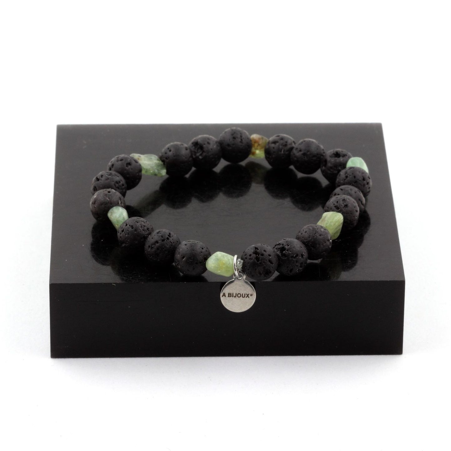 Cyanite verte du Brésil + Perles Lave. Bracelet Perles naturelles