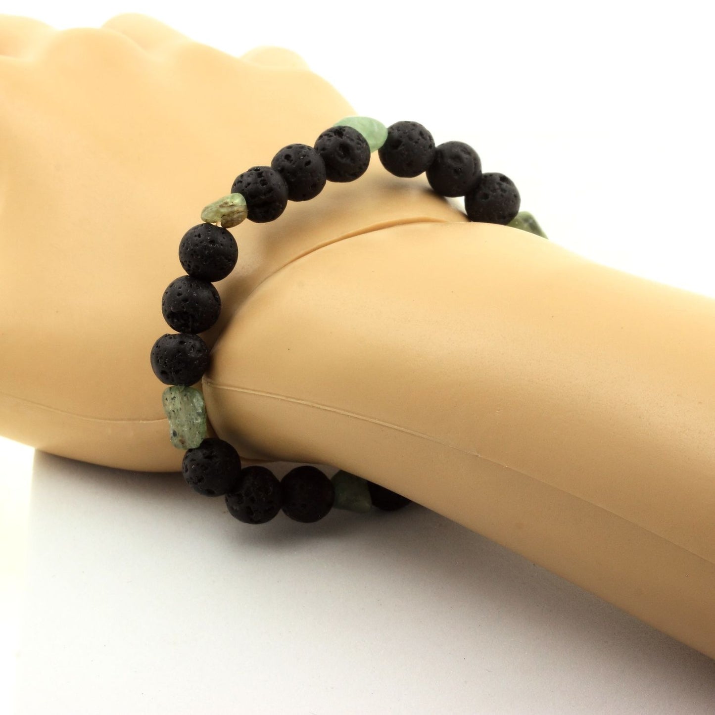 Cyanite verte du Brésil + Perles Lave. Bracelet Perles naturelles