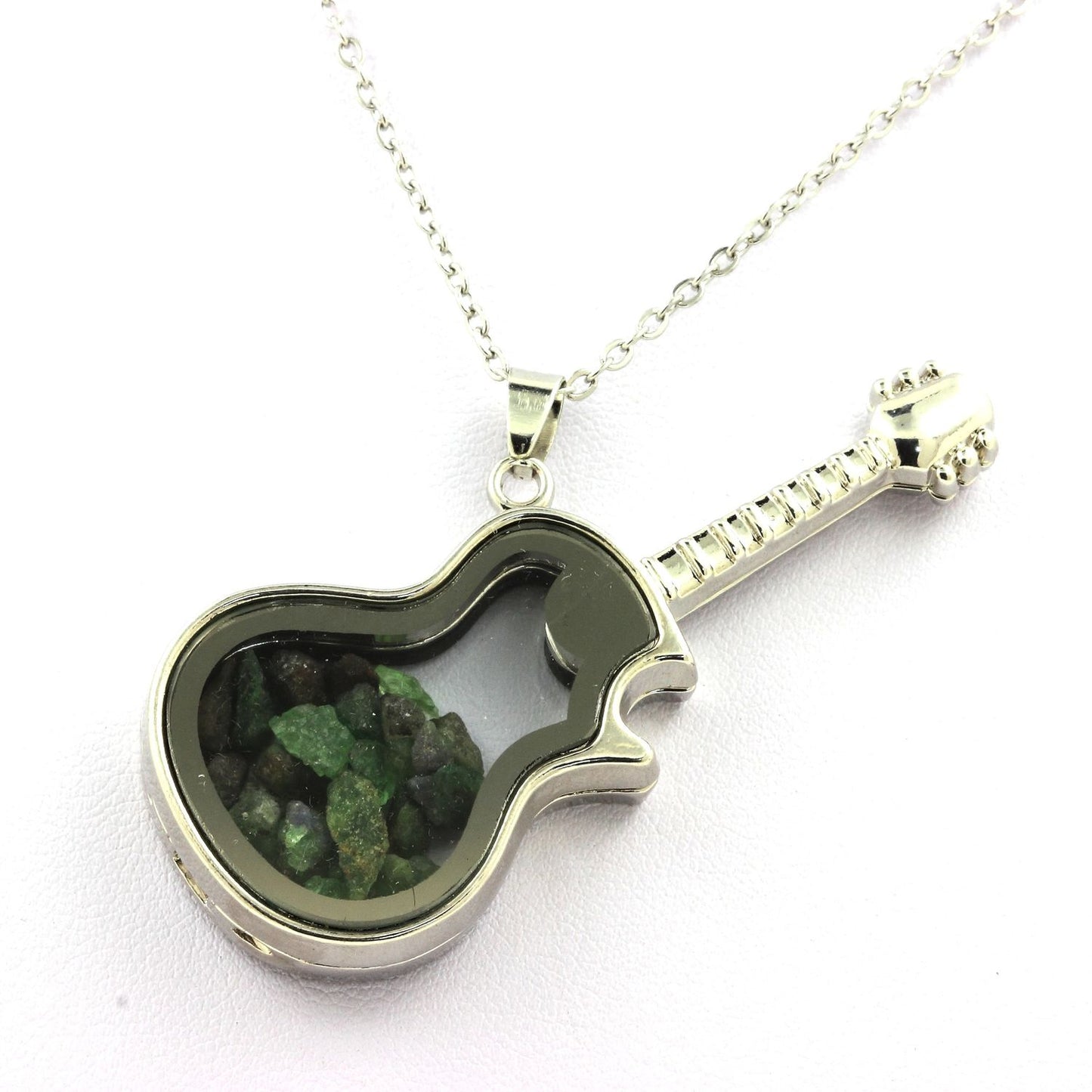 Collier Grenat Tsavorite naturels modèle guitare