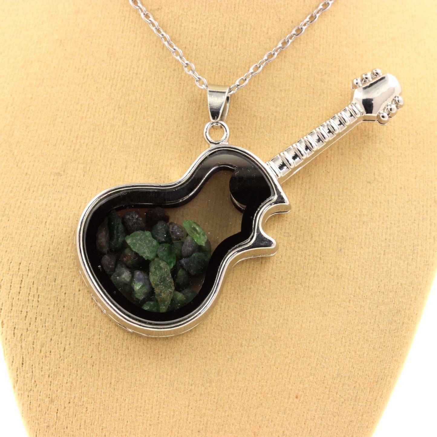 Collier Grenat Tsavorite naturels modèle guitare