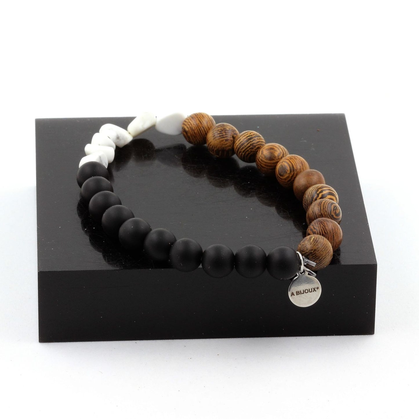 Howlite des USA + Perles Onyx noir mat + bois. Bracelet Perles