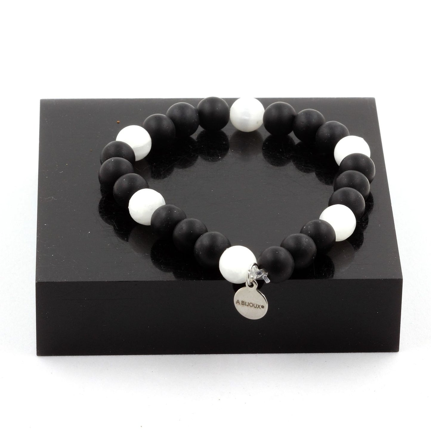 Onyx noir mat + Selenite en provenance du Maroc. Bracelet Perles naturelles