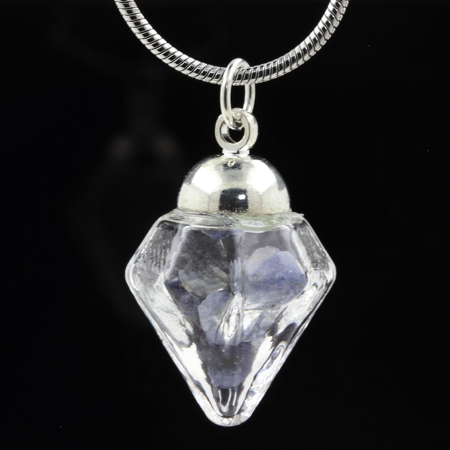 Collier Benitoite brut modèle diamant