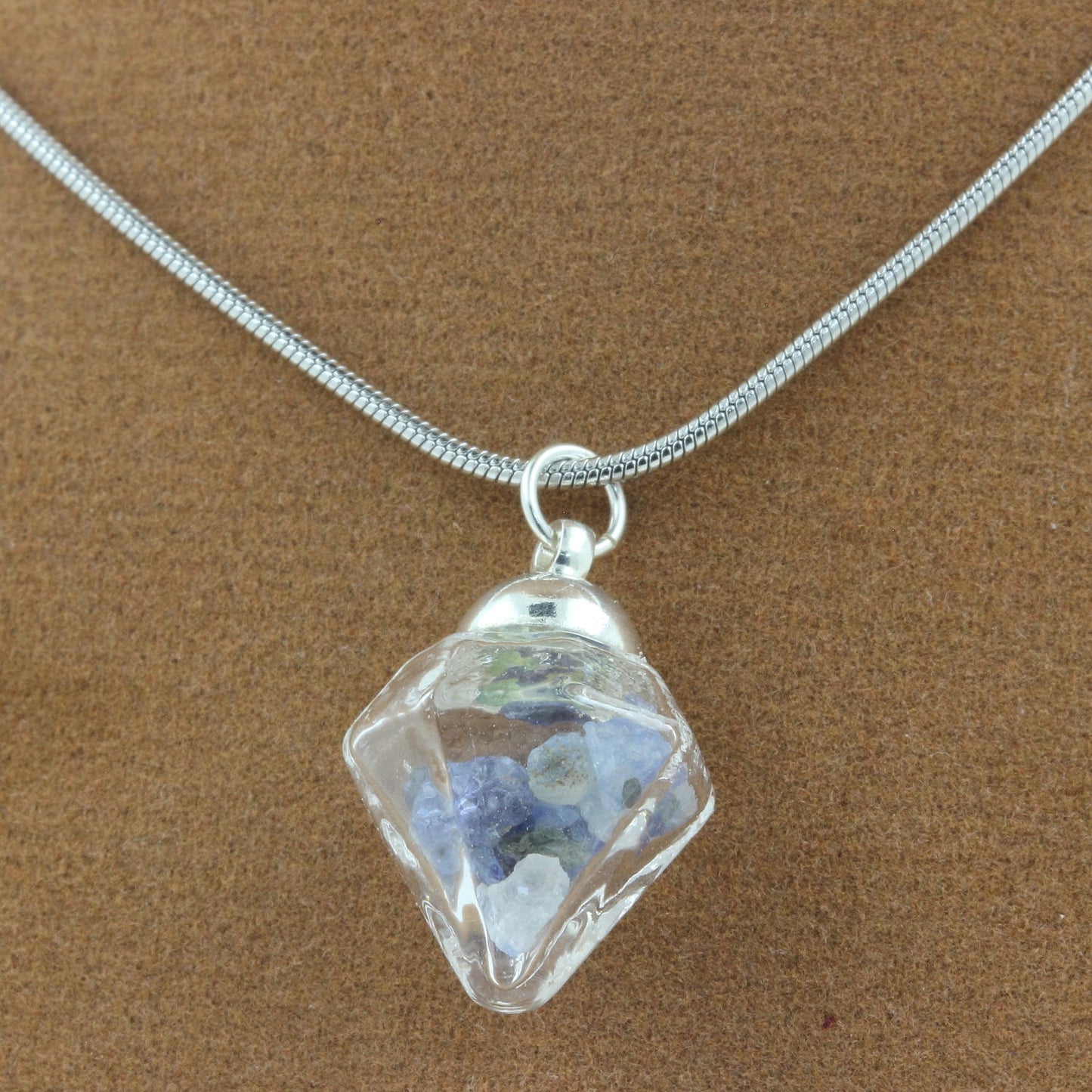 Collier Benitoite brut modèle diamant