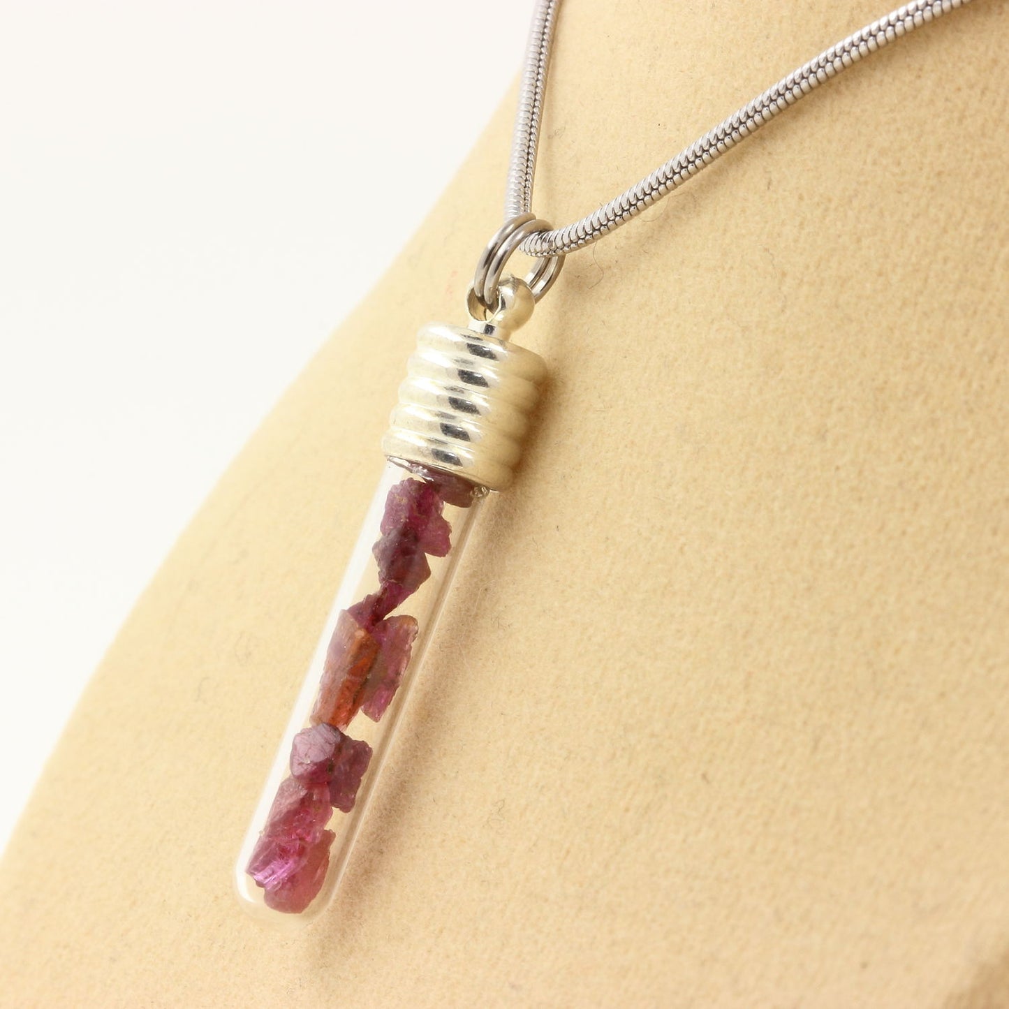 Collier Rubis brut modèle tube et spirale