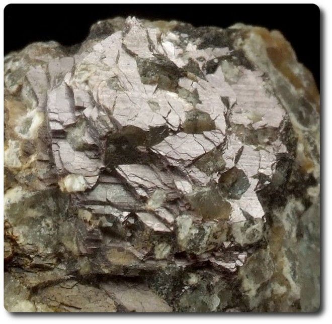 Murmanite, 25.00 carats, Kedykwerpakh, Kola Peninsula, Russie