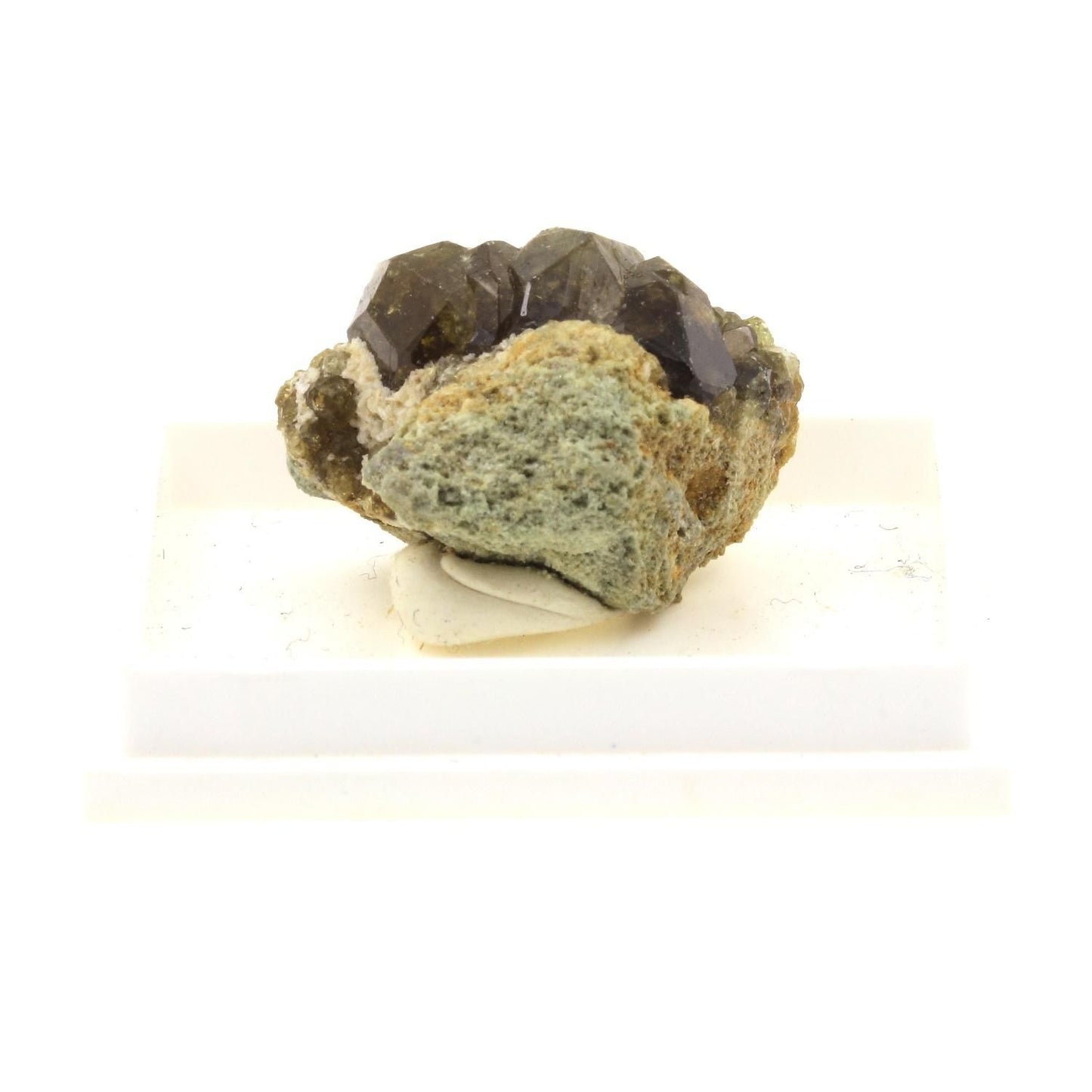 Grenat Andradite Topazolite. 37.3 carats. Antetezambato, province de Antsiranana, Madagascar