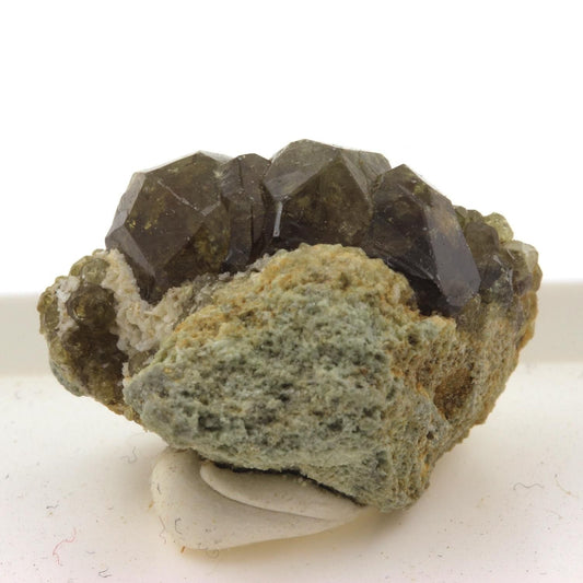 Grenat Andradite Topazolite. 37.3 carats. Antetezambato, province de Antsiranana, Madagascar