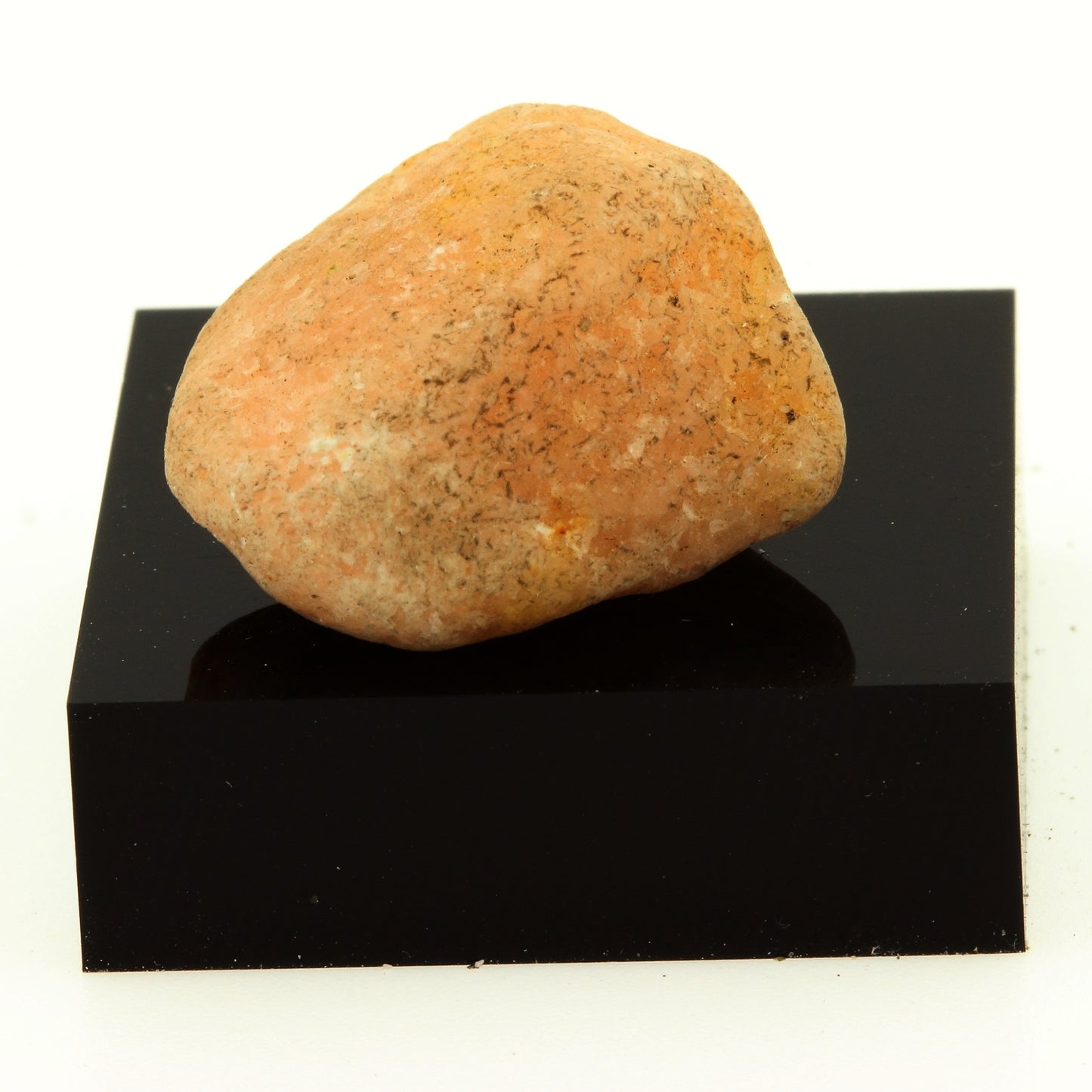 Manganoan Calcite. 31.1 carats. Oka, Québec, Canada