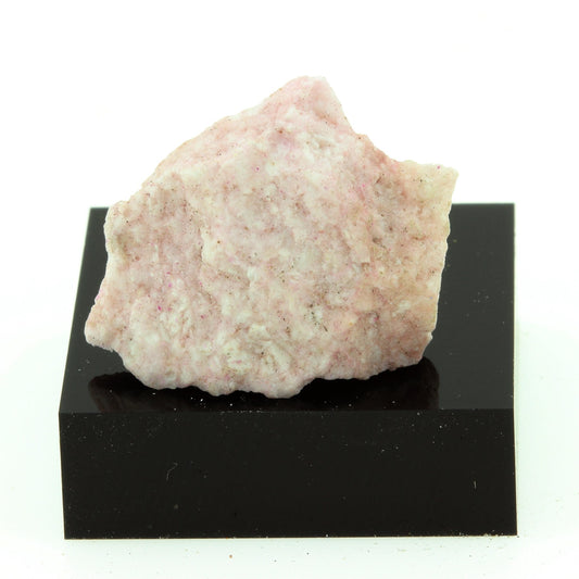 Manganoan Vesuvianite. 25.2 carats. Estrie, Québec, Canada