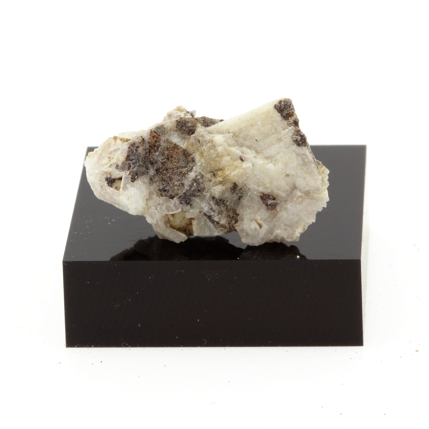 Phonolite, 15.5 carats, Mont Saint-Hilaire, Québec, Canada