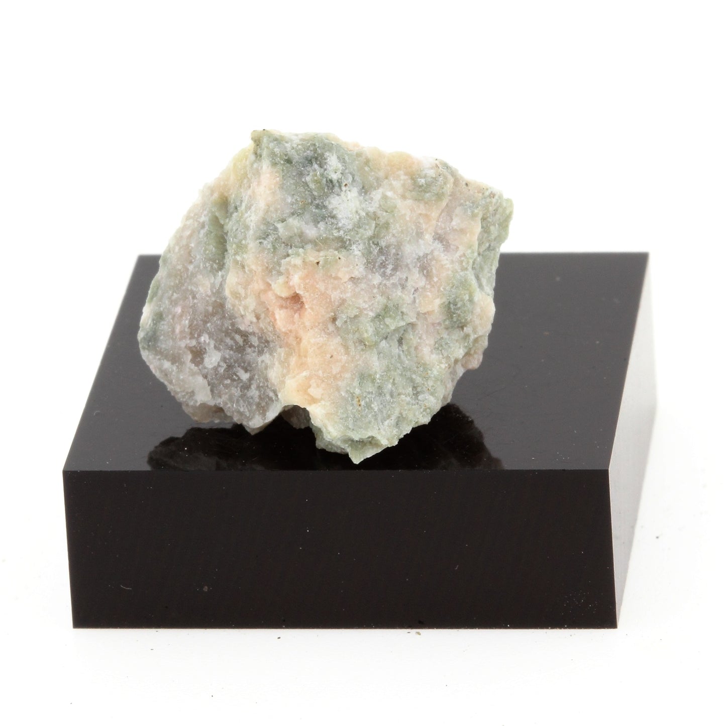 Marbre Calcite. 25.9 carats. Lanark, Ontario, Canada