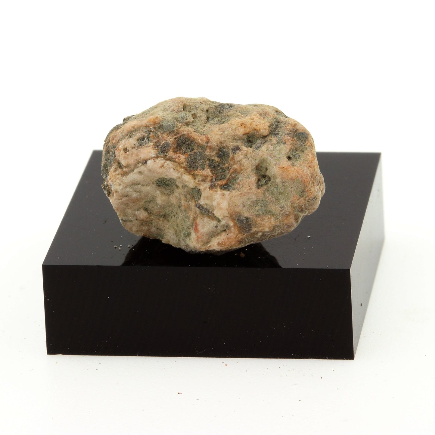 Lamprophyre. 28.1 carats. Grenville, Québec, Canada