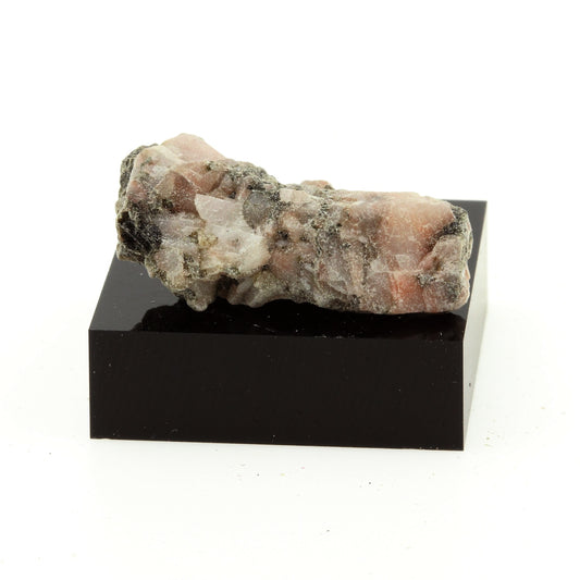 Howlite. 28.6 carats. Grenville, Québec, Canada