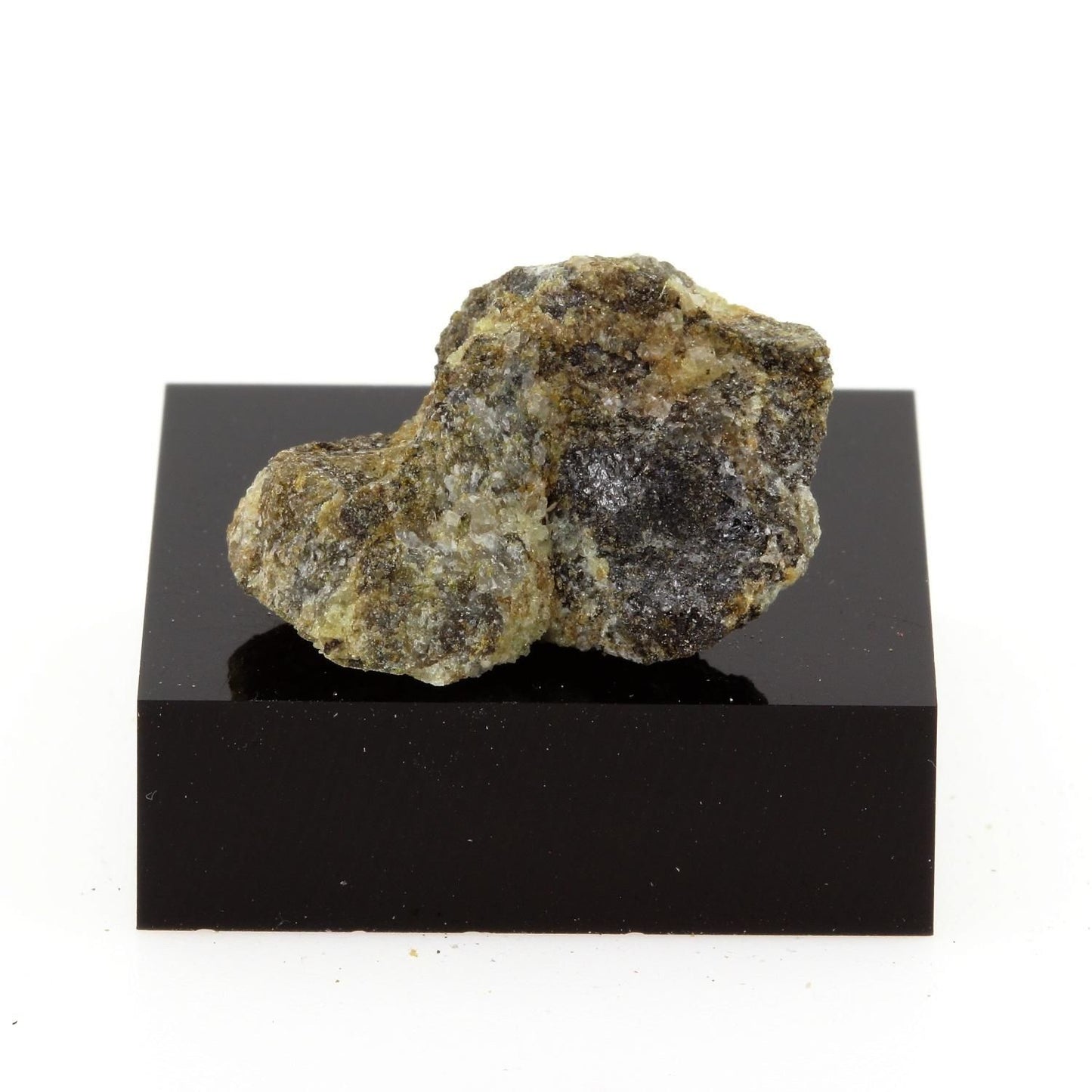 Latrappite, 29.9 carats, Oka, Québec, Canada