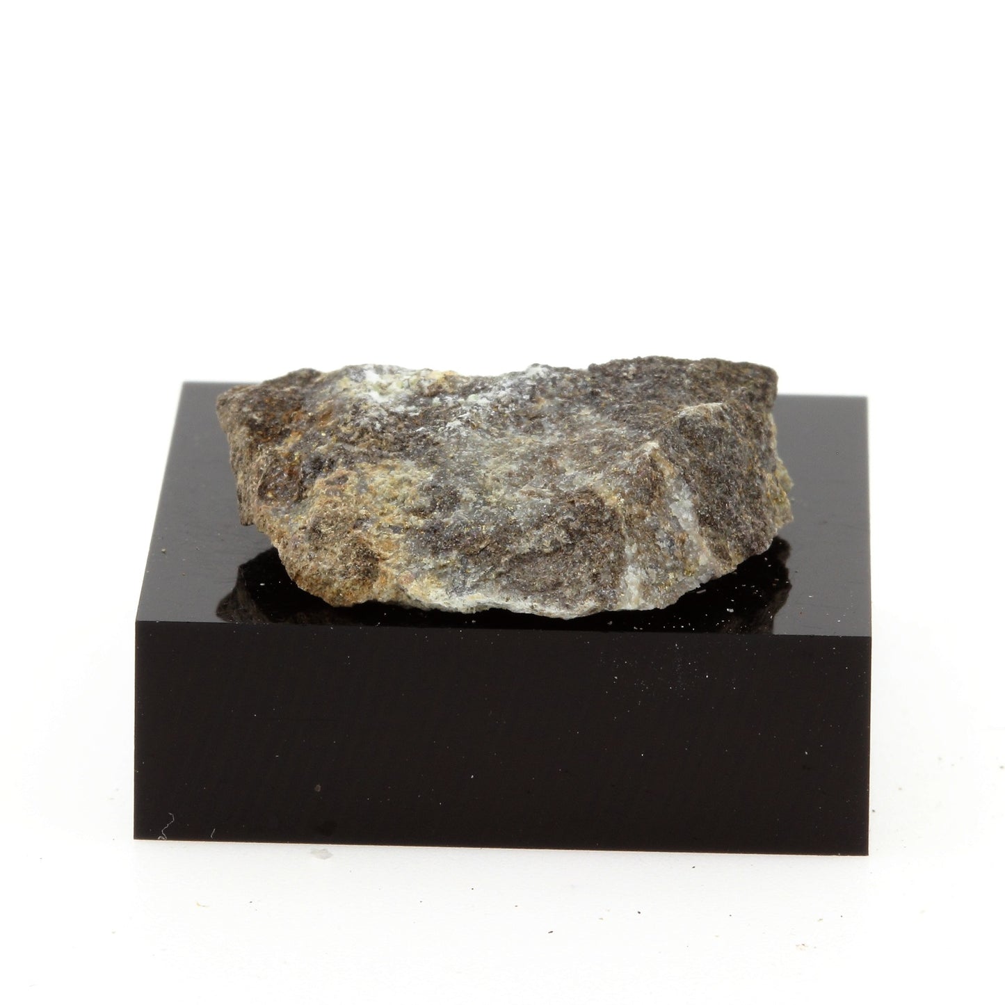 Ijolite. 18.8 carats. Oka, Quebec, Canada