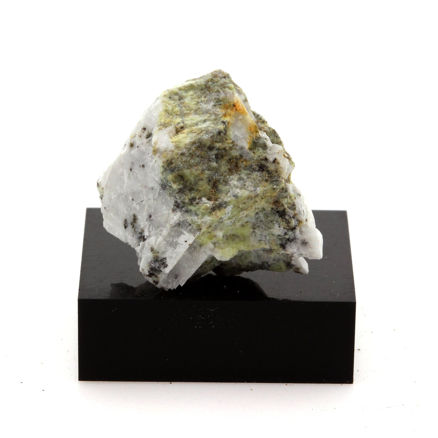 Phillipsite , 39.3 carats, Mont Saint-Hilaire, Québec, Canada