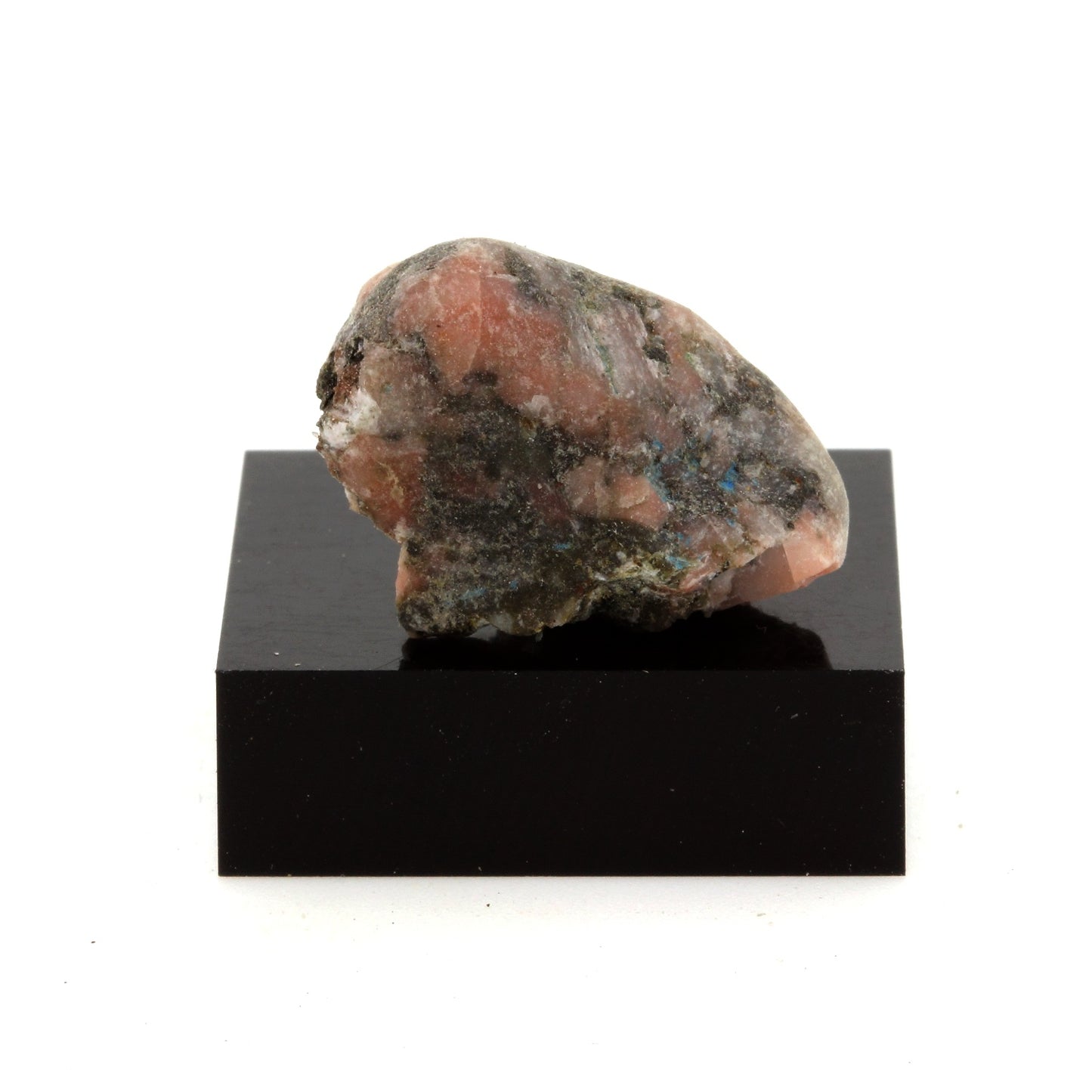 Howlite. 33.4 carats. Grenville, Québec, Canada