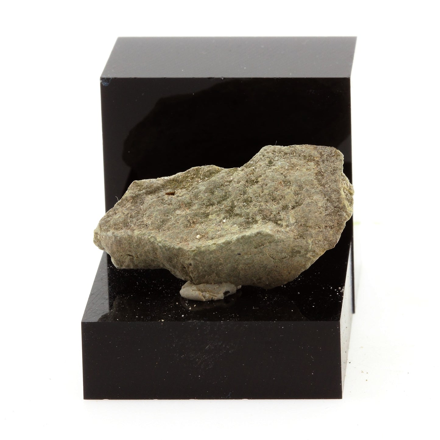 Hydromagnesite. 19.3 carats. Kilmar, Québec, Canada