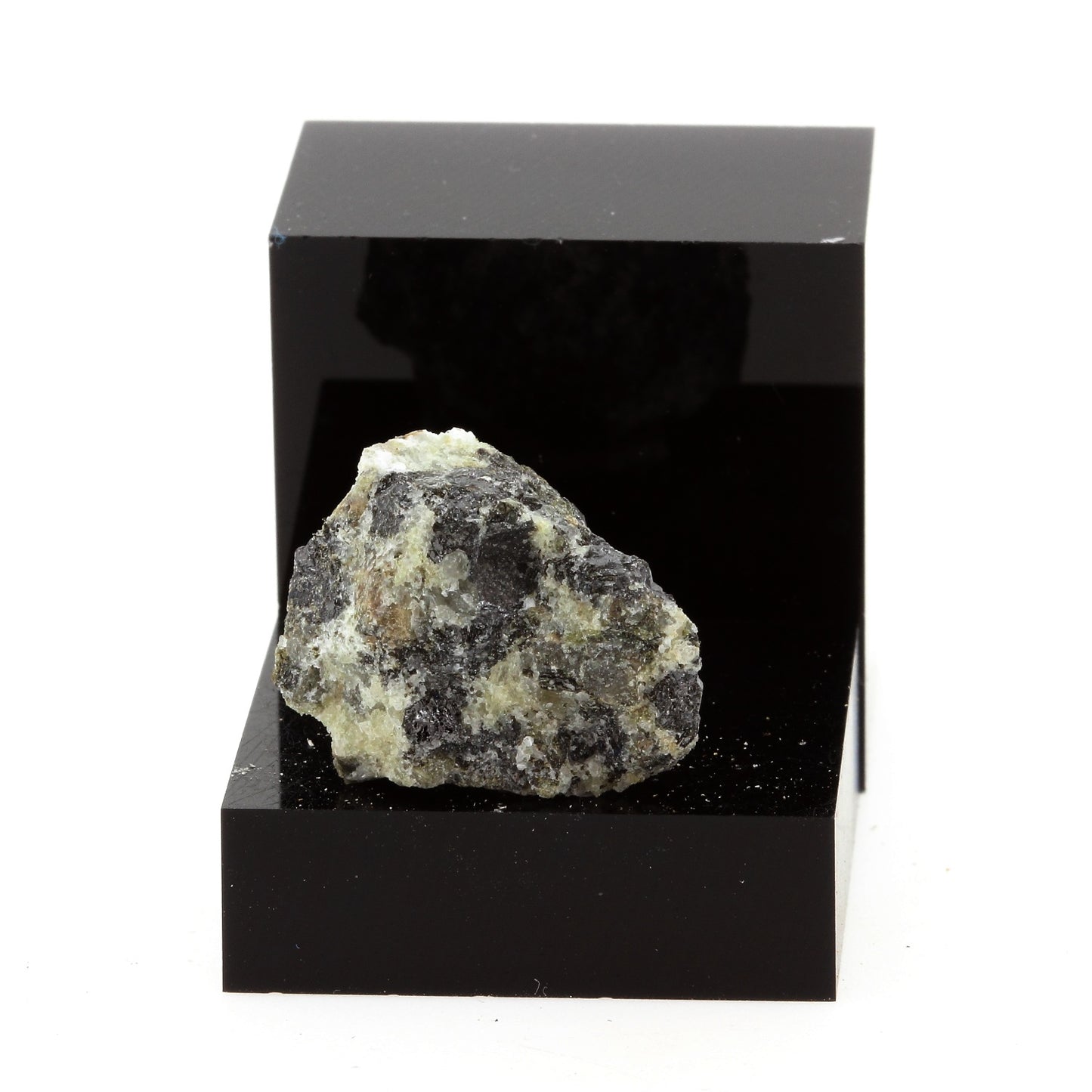 Latrappite, 36.1 carats, Oka, Québec, Canada