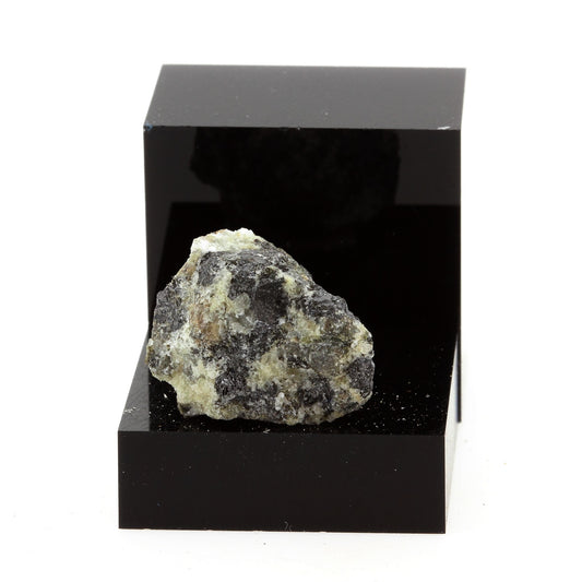 Latrappite, 36.1 carats, Oka, Québec, Canada