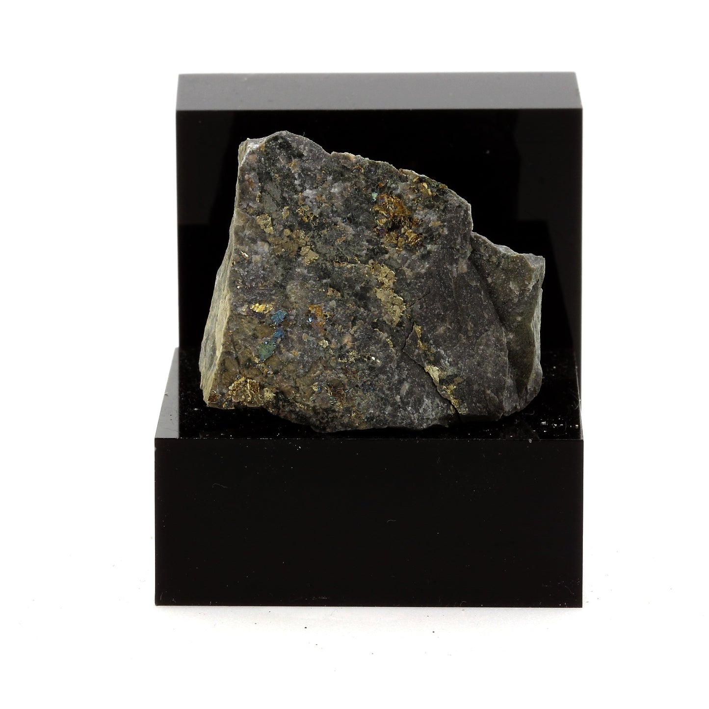 Pyrite sur Keratophyre. 121.1 carats. Villefranche-sur-Saône, France