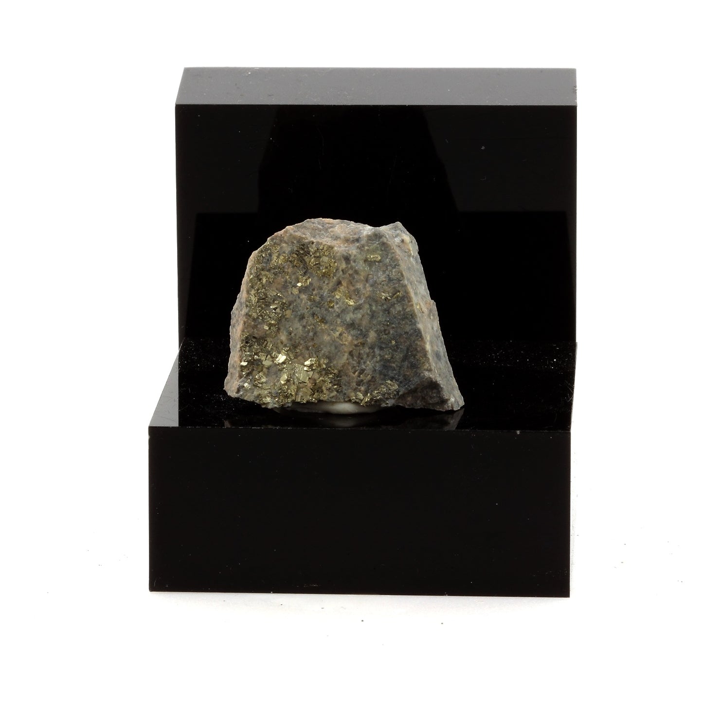Pyrite sur Keratophyre. 36.9 carats. Villefranche-sur-Saône, France